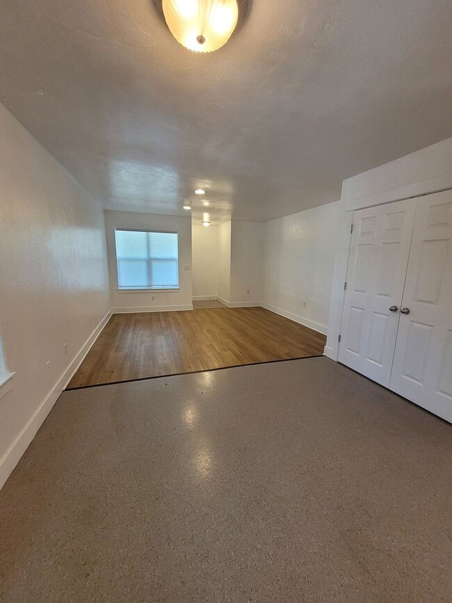 Building Photo - Spacious 1bd, semi-detached apartment for rent in the desirable Jefferson West Side neighborhood....