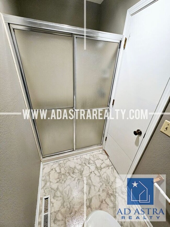 Building Photo - Nice 3 bed 1.5 bath townhouse in Olathe-Co...