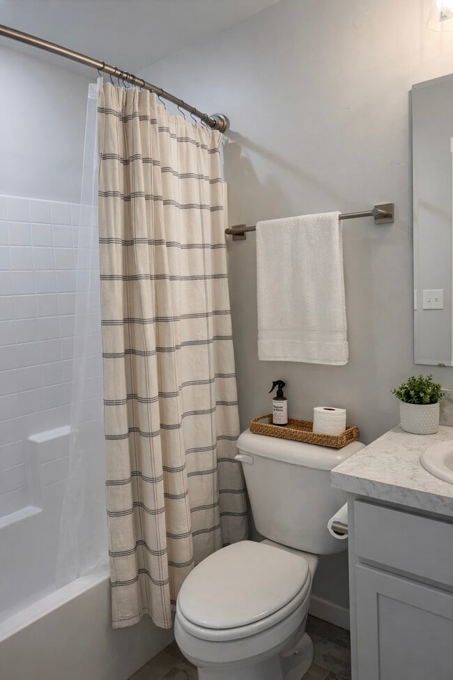 Building Photo - 8884 W Hill Rd Pkwy