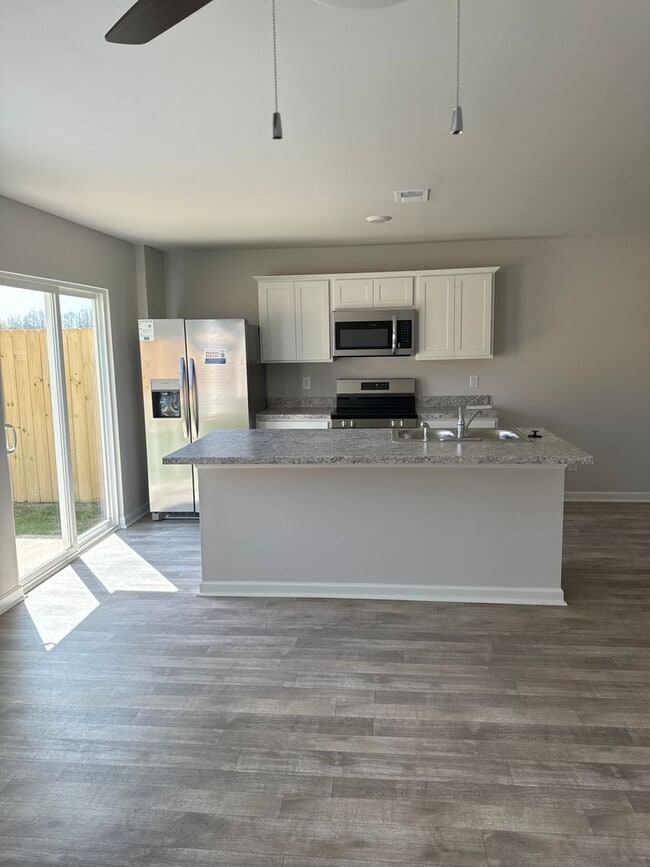 Building Photo - AVAILABLE NOW! Don't Miss this Cozy 3 Bedroom Townhome in Driftwood | Lincoln Schools