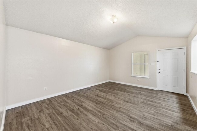 Building Photo - 2204 Donahue Ln