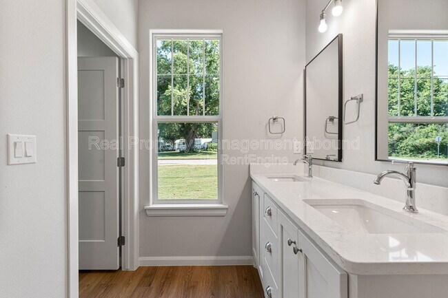 Building Photo - 101 E 11th St S