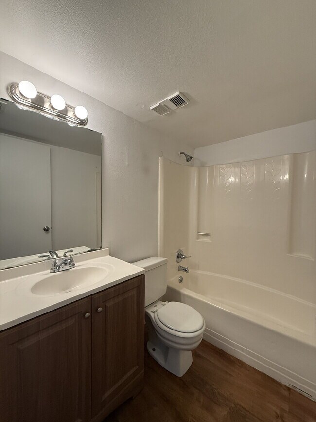 Building Photo - 2 bedroom, 2 bathroom in College Pines!