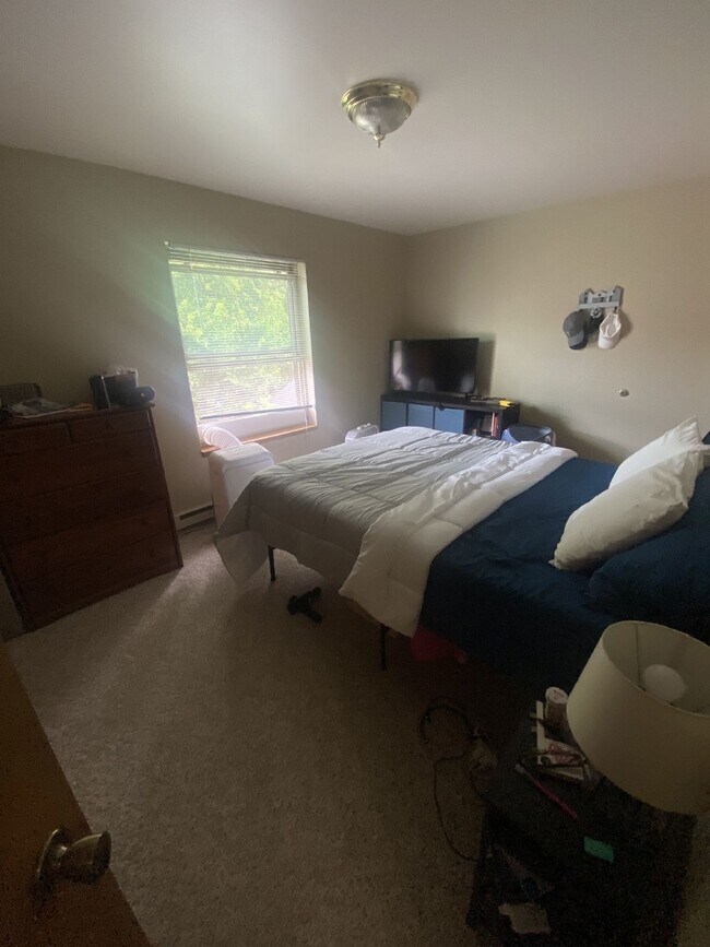 Building Photo - 2 bed 1 bath right off Water Street Available June 1st