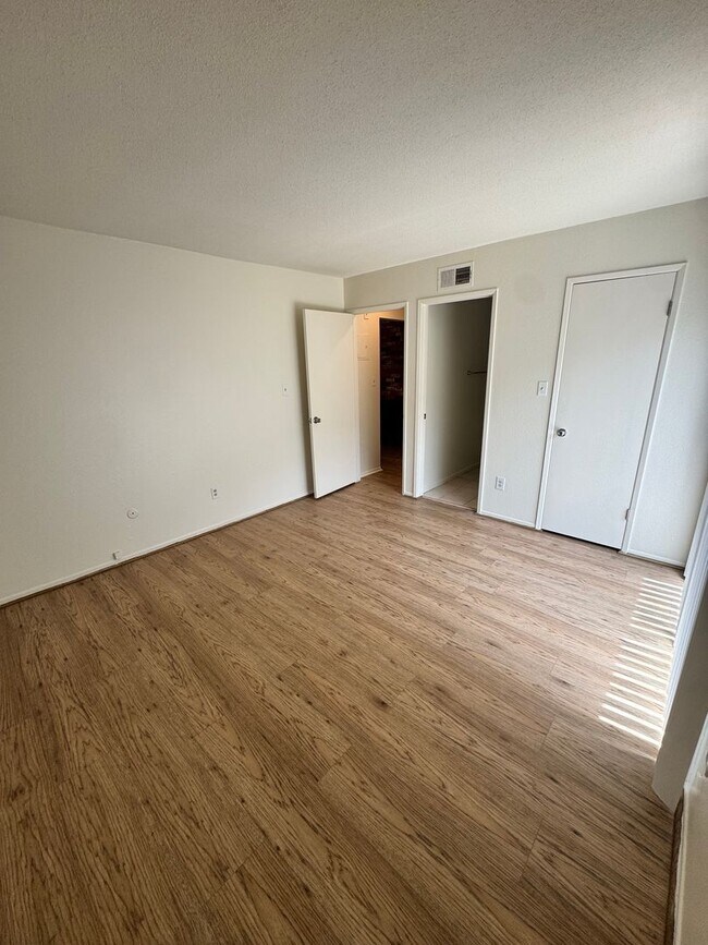 Building Photo - 2210-2212 E Avalon Ave