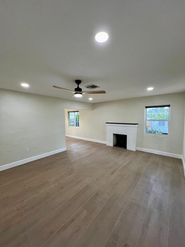 Building Photo - Fully Renovated 3/3 Northwood Home with Gu...