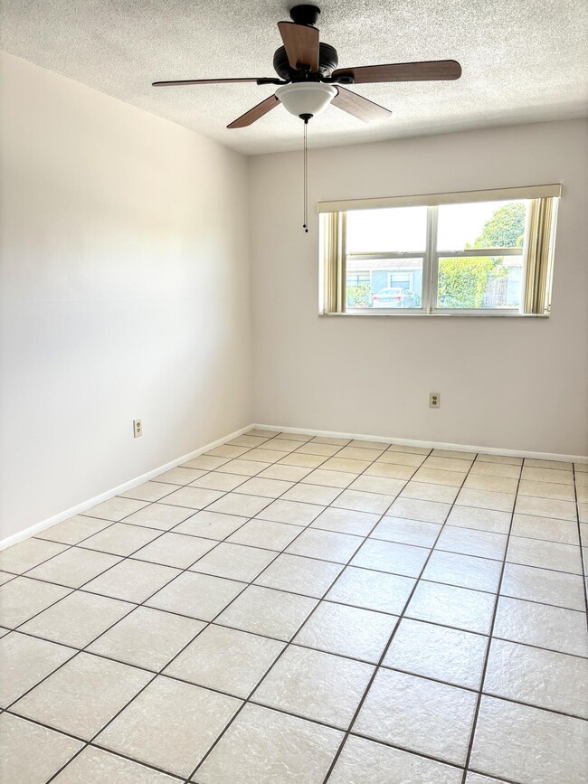 Building Photo - 4937 Tortuga Dr
