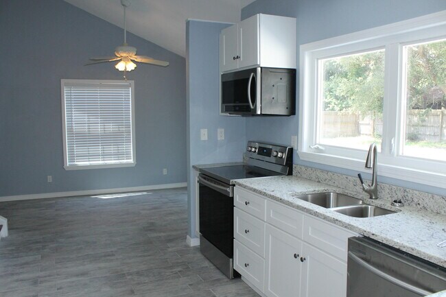 Building Photo - 1077 Woodlore Cir