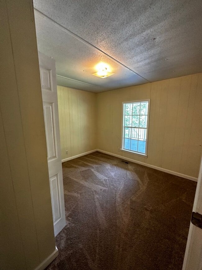 Building Photo - 4 Bedrooms, 2 Bathrooms - Home in Cartersville!