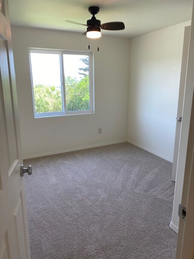 Building Photo - 2bd 1ba Updated Camas Townhome w/ 1214 sq ft!