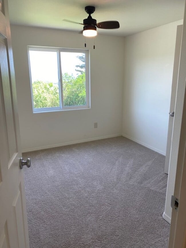 Building Photo - Updated Camas Townhome