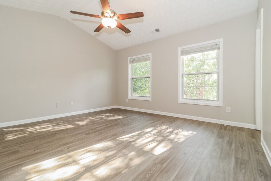 Building Photo - 108 Ancient Oaks Way