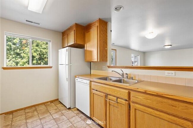 Building Photo - 107 E King Pl