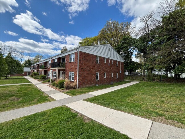 Building Photo - 1 Colonial Rd