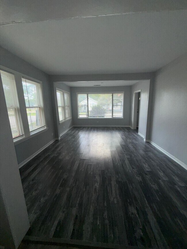 Building Photo - 3012 Live Oak St
