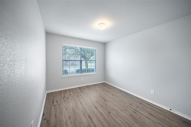 Building Photo - 2108 Boyer Dr