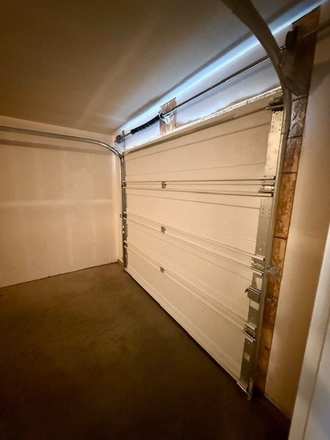 Building Photo - 3 Bedrooms 2 1/2 Bathroom Townhouse