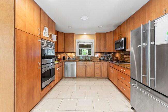 Building Photo - 641 Silver Rock Ln