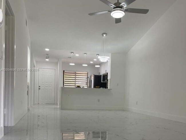 Building Photo - 400 Club Cir