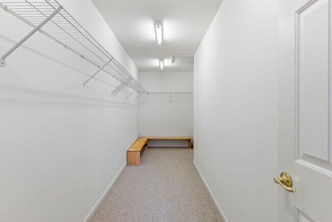 Building Photo - NW Brick Townhome, Granite Counter-Tops, Wood Floors, FP, Garage!