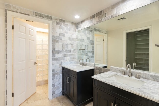 Building Photo - Arizona Biltmore Links Golf Course Condo now available!