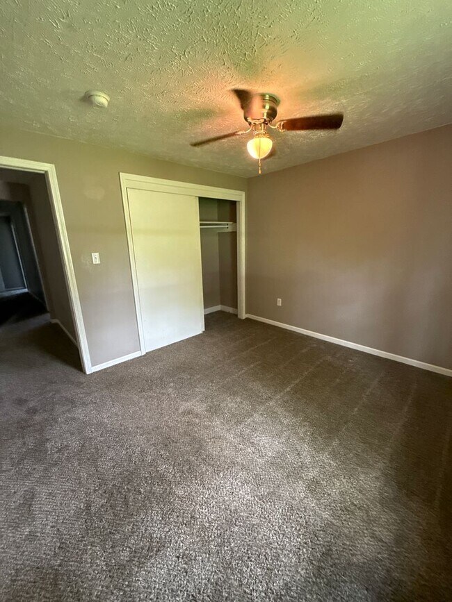 Building Photo - 5 bedroom 2 bathroom house