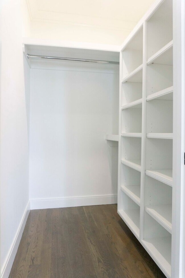 Building Photo - Allston 3 Bed / 2 Bath – 1,350 Sq Ft – W/D in Unit – 9/1