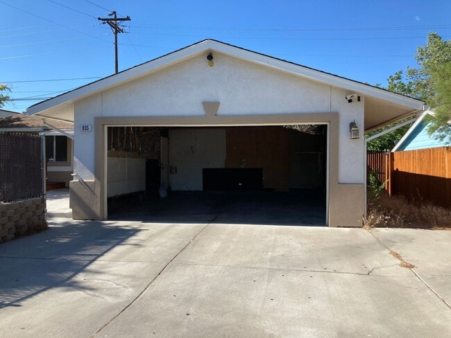 Building Photo - **READY FOR MOVE IN** 3 Bedroom/2 Bath Single Story Home