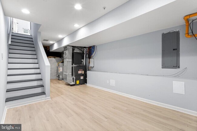 Building Photo - 2139 Latona St