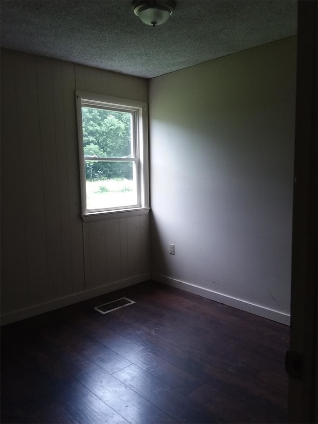 Building Photo - 497 Hinckley Rd
