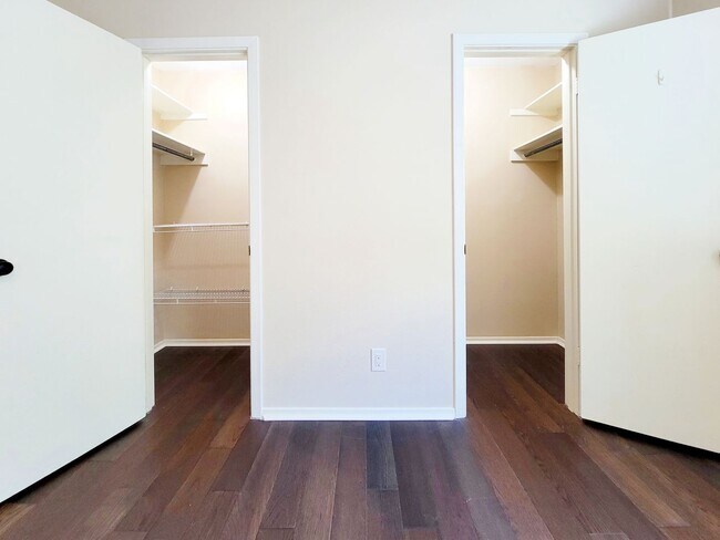 Building Photo - 3 Bed, 2 Bath Single-Level Gem with Firepl...