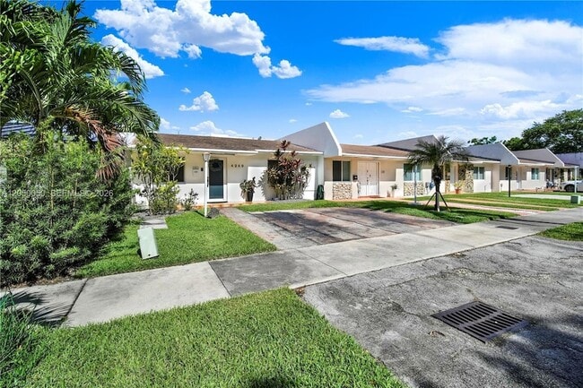 Building Photo - 4260 SW 68th Ct