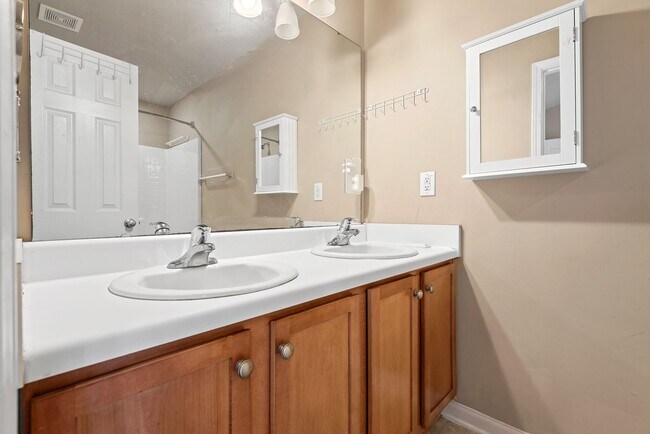 Building Photo - Two Bedroom Durham Townhouse: Available August 7th