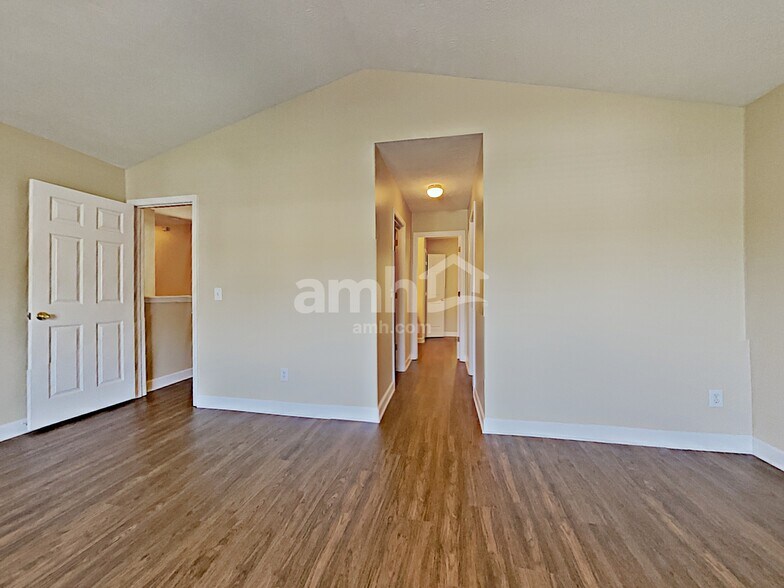 Building Photo - 8026 Meadowview Ln