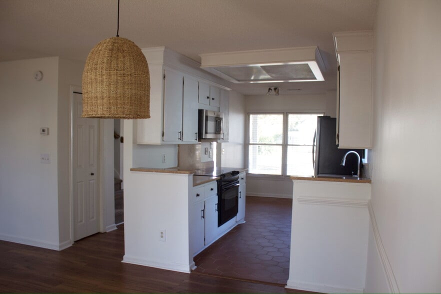 Building Photo - 103 Toura Ln