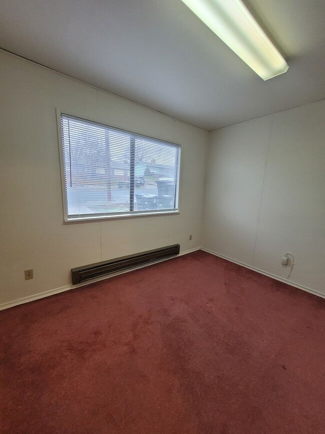 Building Photo - FREE DECEMBER RENT - New Interior Paint/ 1637 Sq Ft