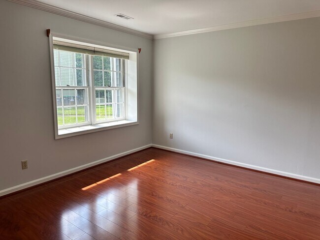 Building Photo - Condo available in the City of Williamsburg! Available July 2026!