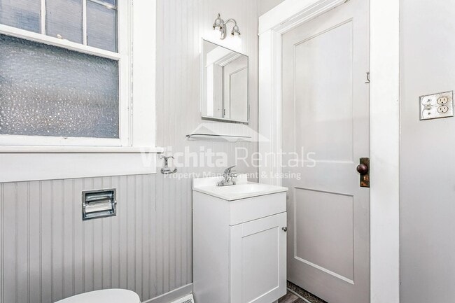 Building Photo - Newton house available for rent!