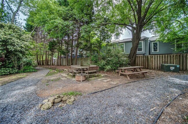 Building Photo - 1119 Riverbend Club Dr SE