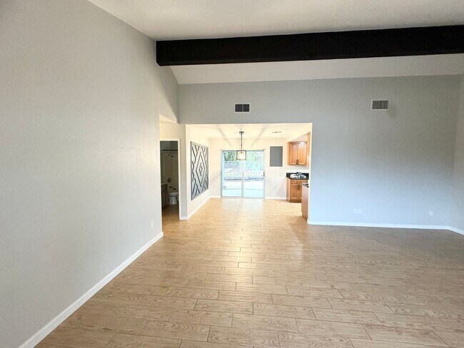 Building Photo - Great Views/3BED 2BATH/SOLAR/Move in ready