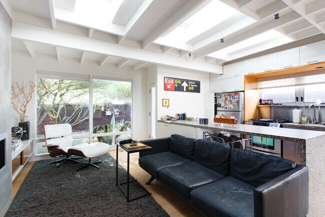 Building Photo - 2036 Walgrove Ave