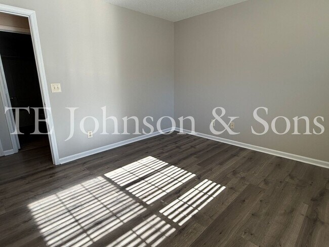 Building Photo - Spacious 4 Bedroom Home with Modern Comfor...