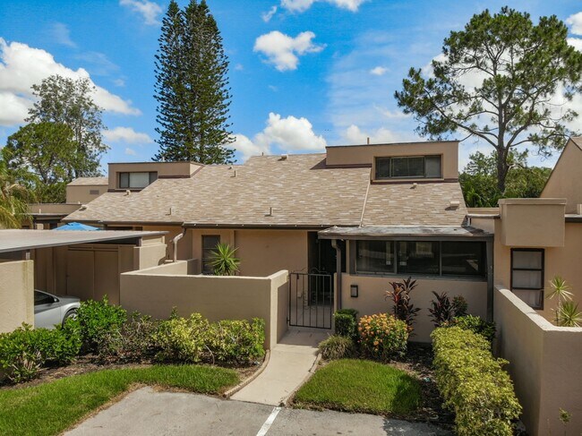 Building Photo - RARE 3 BEDROOM/ 2 BATH IN THE HIGHLY DESIR...