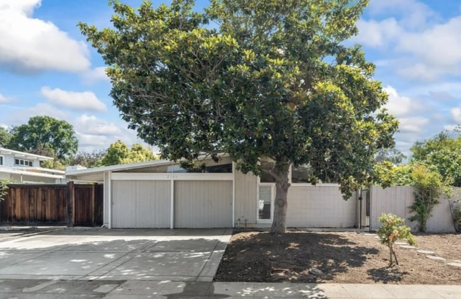 Building Photo - 2085 Sandalwood Ct