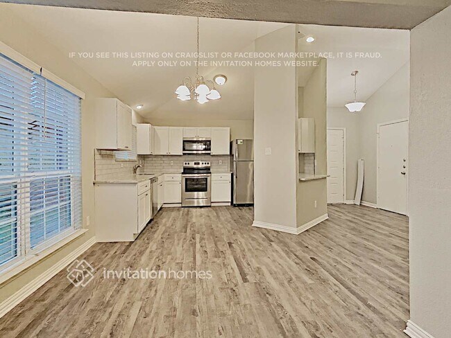 Building Photo - 300 Blueleaf Dr