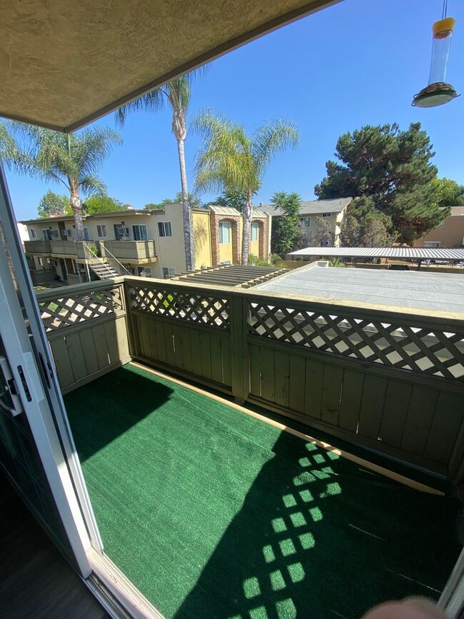 Building Photo - Remodeled 2 bed, 1-1/2 bath Gated Condo in...