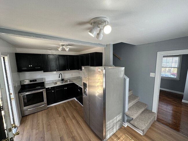 Building Photo - 3 bed 2 bath house on North Side! All electric, Central Air, laundry included, big yard