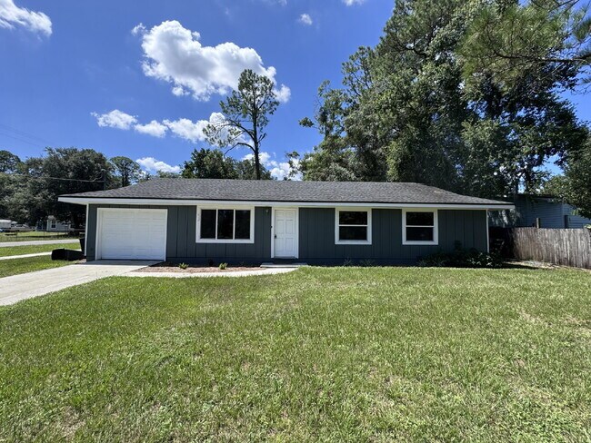Primary Photo - Charming Renovated Home Just Outside the City
