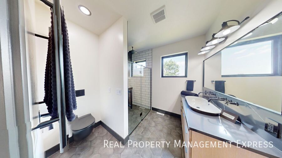 Building Photo - 313 N Red Spruce Ave