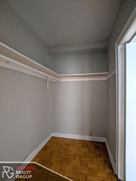 Building Photo - 711 W Belmont Ave
